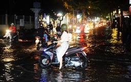 Khu 'nhà giàu' Sài Gòn méo mặt lội nước cả ngày khi hết bão đến triều cường